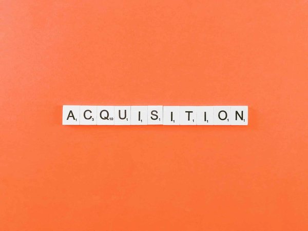 Quelles stratégies financières sont appropriées pour l'acquisition de biens immobiliers affectés par des servitudes environnementales ?